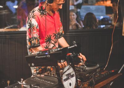 La Vélo Brewery cervecería artesana y evento tardeo y vinilos en Palma de Mallorca