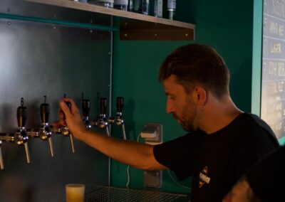 Sirviendo 10 cervezas de grifo artesanas en la barra de La Vélo Brewery en Santa Catalina