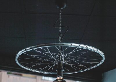 Interior de La Vélo en Santa Catalina con bicicletas y 10 canillas de cerveza