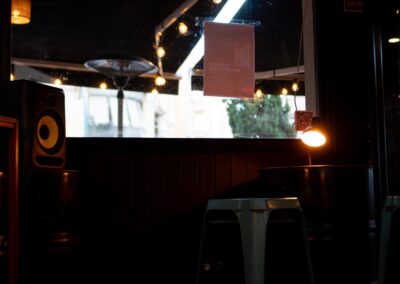 Interior de La Vélo en Santa Catalina con bicicletas y 10 canillas de cerveza